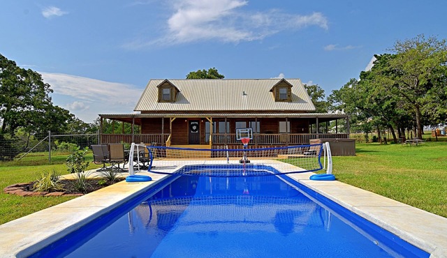 4D Guest Ranch~Large private pool with volley ball and basket ball nets