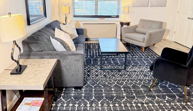4E - Stylish Condo in the Heart of Downtown!