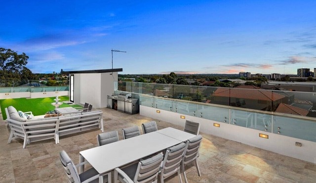 4Level Luxury with Rooftop Oasis with City Skyline views