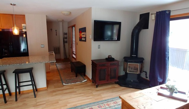 4Min WALK to Lift! Near Both Bases, Fireplace, Deck, Indoor Pool, Outdoor HotTub
