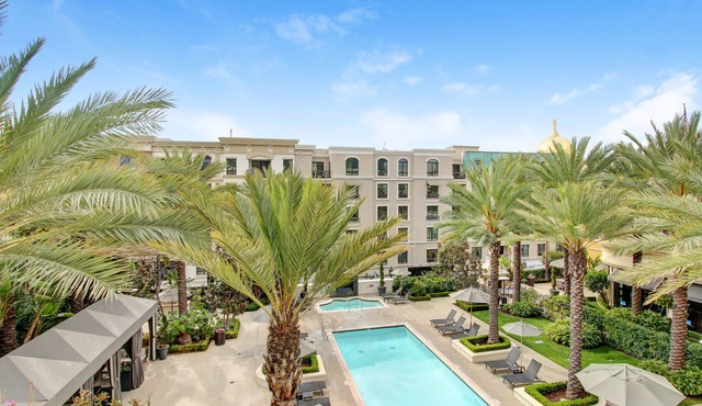 4th floor 2B/2bath with private balcony overlooking the pool at the Americana!