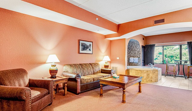 4th-floor condo with elevator, jetted tub, full kitchen, & fireplace