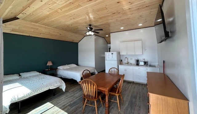 4th Lake Beachside Room @ Eagle Bay Village