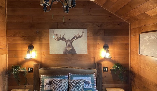 "4th Lake" One Bedroom, Luxury Waterfront Cottage at The Lakes, Old Forge