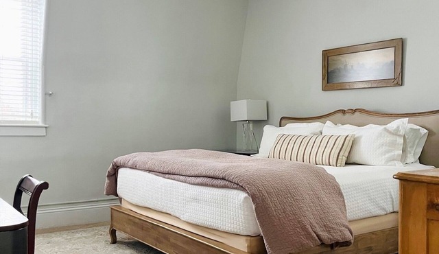 4th of 4 Hotel-Style Apts in Historic Row House; Walk to HWS, Lake, Linden St.