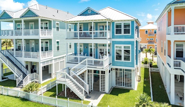4th Row Beachside Home w/4 Decks, Gulf Views, Chef's Kitchen - 9 mi to Downtown