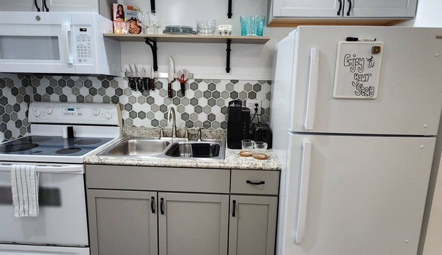 4th St Studio- Weekly/Monthly Discounts! Travelers and Contractors Welcome!