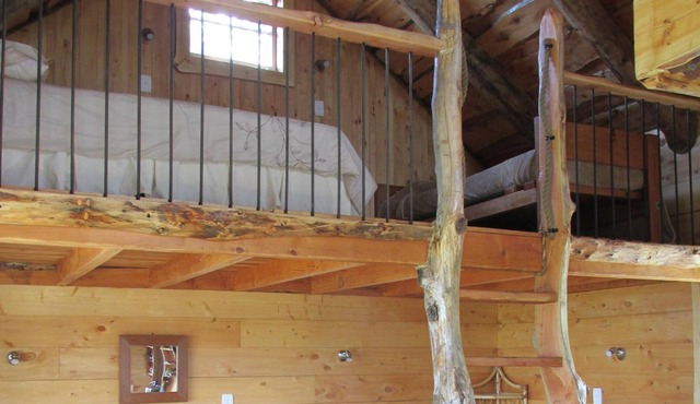 4WD Off the grid timber cabin, Panoramic views, Lovers nook !