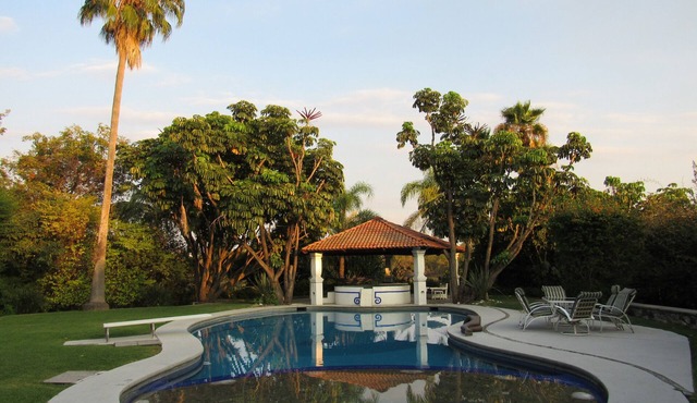 5,000 Meter Pool, Jacuzzi, And Large Garden Mexican 5,000-Meter Villa