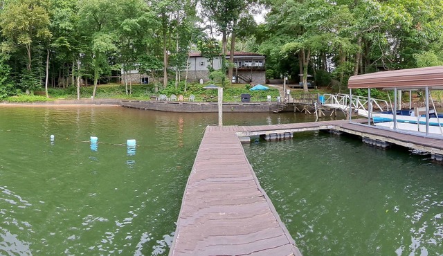 5,000 SF LUXURY RENTAL ON LAKE NORMAN W/FREE PONTOON BOAT. ACCOMODATES 16