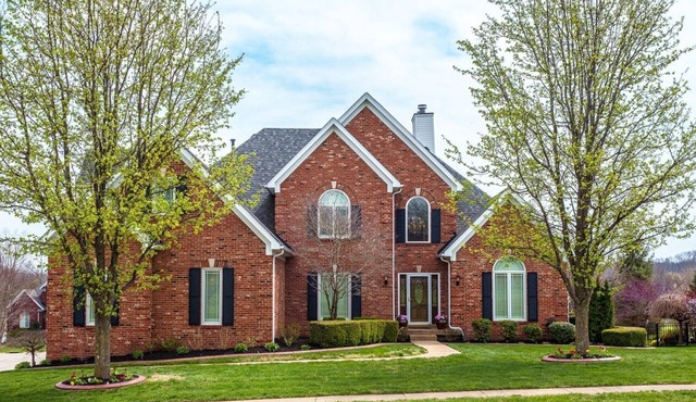 5,000 sq ft 5-bedroom golf course home with walkout - 2 miles from Valhalla!