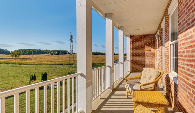 5,000 Sq Ft Antebellum Farmhouse 3 Mi to Antietam!