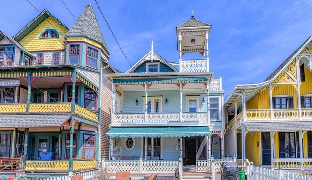 5 1/2 EMBURY - BEACH BLOCK BEAUTY with 3 Oceanview Porches