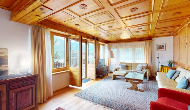 5-½ room apartment in a sunny location, with marvellous views of the valley and