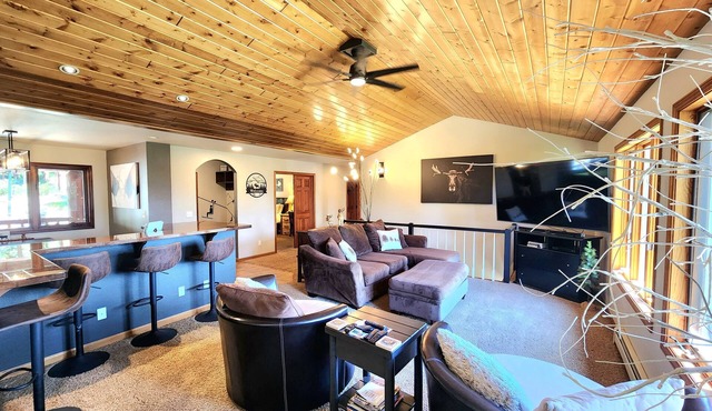❤️5+1 Bedrooms on 5 Private ACRES! VIEWS😎HOTTUB❤️GAMEROOM! Great Location!