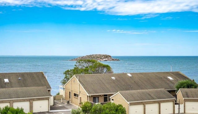 5/2 Solway Cres - Quality Top Floor Apartment overlooking the Bay