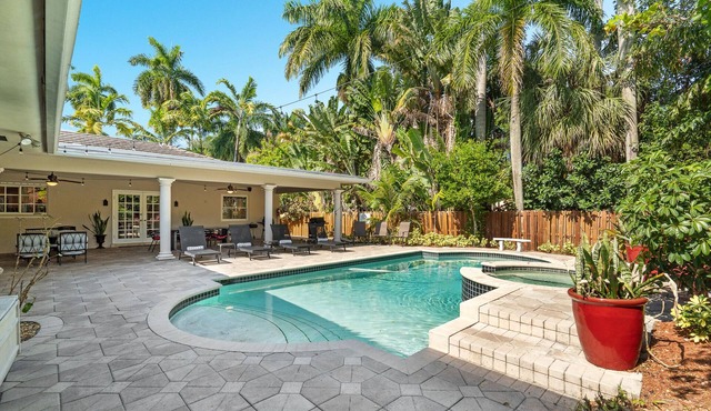 5/3 Estate-Heated Pool-Hot tub-Beach-for 12 Guests