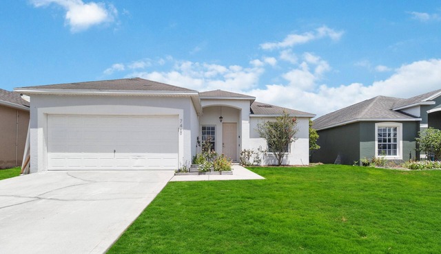 5/3 Pool home located in Sunset Ridge Community!