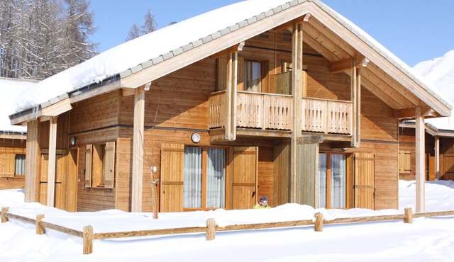5/7 pers chalet in Superdévoluy, 2 steps from the slopes, pool & sauna access