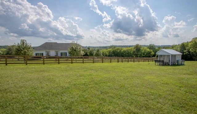 5 Acre 3 Bedroom Farmhouse Next Door to Troubadour