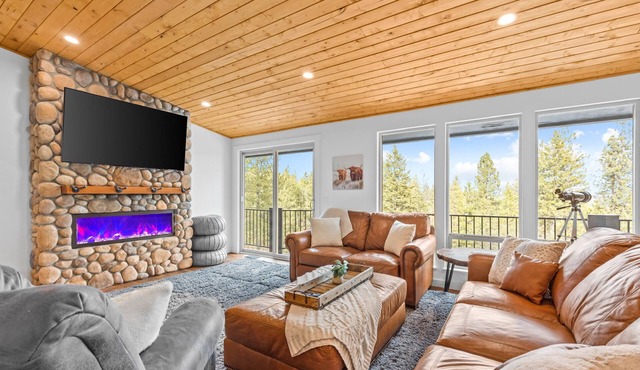 5 ACRE CABIN above RIVER + DOWNTOWN. PRIVATE-VIEWS-NEWLY RENOVATED