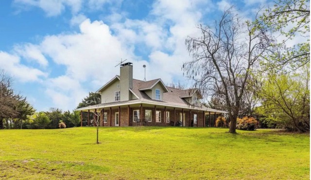 5 Acre Home Getaway fully Furnished. 2 stories w pickleball & bball lit court