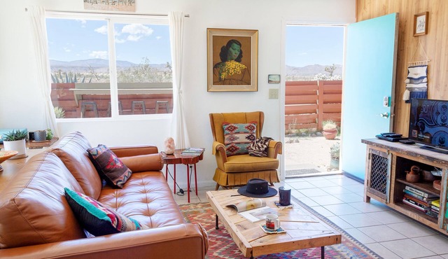 5-acre homestead w/panoramic views, amazing sunsets, comfy beds. Pet-friendly!
