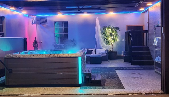 5-Acre Luxury Chalet Near Wisconsin Dells Indoor/Outdoor Spa Suite Putting Green