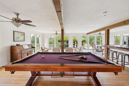 5-Acre Retreat Private Pool Outdoor Bar Fishing Pond & Game Room