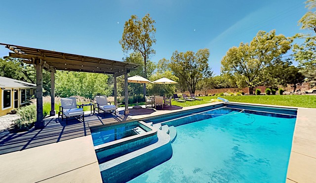 5-Acre wine country paradise with private pool, spa & bocce ball