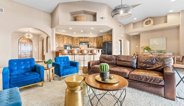 5 acres, heated pool & spa, great views near the park!