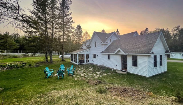 5 acres on trails with a private Sauna House