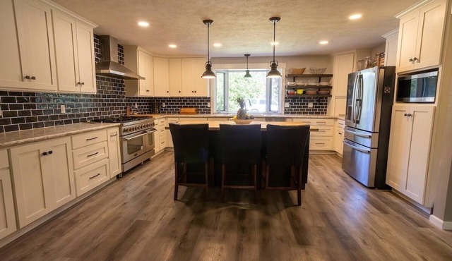 5 acres, Zip line, Pool-HotTub, Sleeps 21