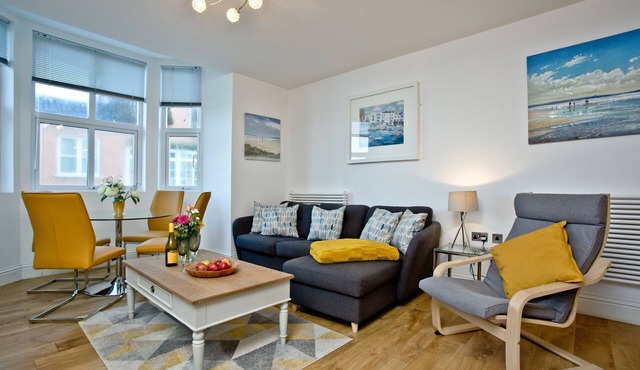 5 At The Beach - an apartment that sleeps 6 guests in 2 bedrooms