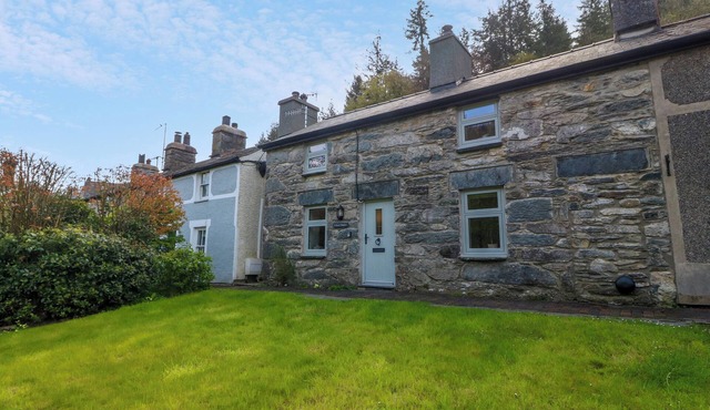 5 BANC LLUGWY, with open fire in Betws-Y-Coed