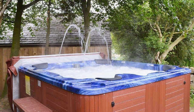 5* Barn Conversion c/w hot tub, sauna, games room, 1/4 acre enclosed games