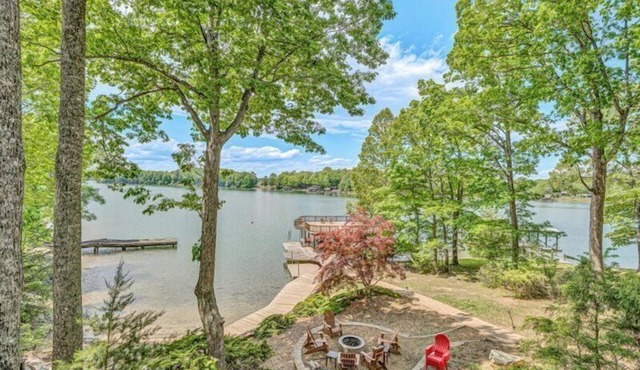 5 Bathrooms, 2 Flex Rooms, 3½ Bathrooms! Sandy Beach, Pet Friendly, Hot Tub, Fire Pit & Wifi!