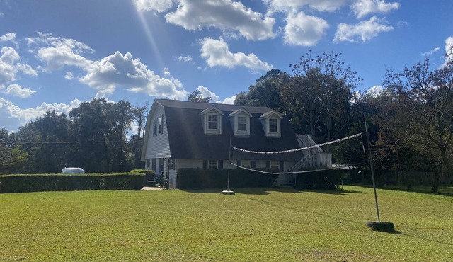 5 BD 2-story home, family friendly quiet country setting, volleyball court!