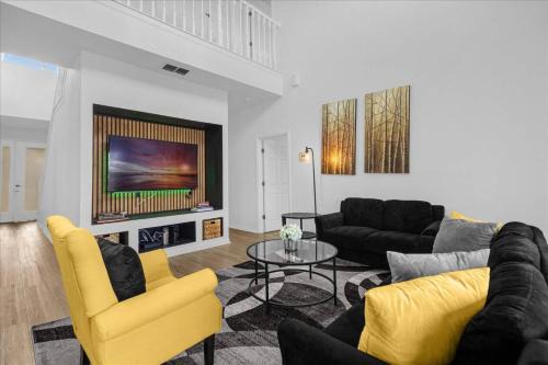5 BD 3.5 BA Sunset Lakes 2943 SV