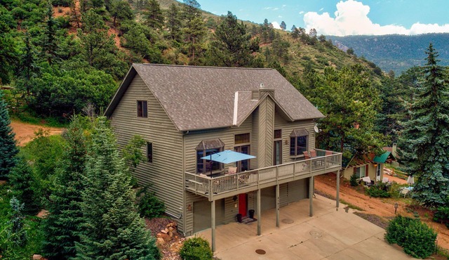 5 bd 4 bth, AC, fireplace, hikes, waterfalls, salt water hot tub, walk to town!