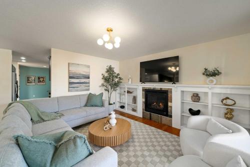 5 BD and 3 BA Arcade WFH Desks Pool or Pingpong Table