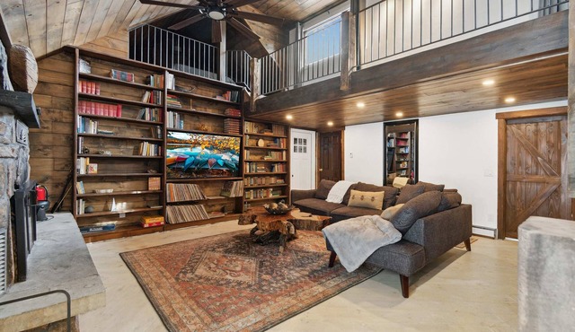 5 Bd Cabin W/Private Hot Tub