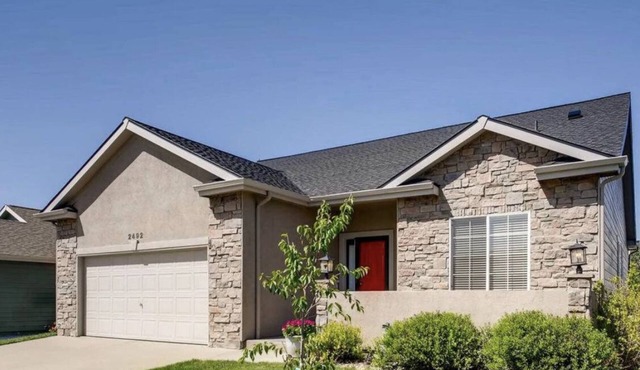 5 Bd house w/Gameroom, Mountain views & Golf course. Great getaway!