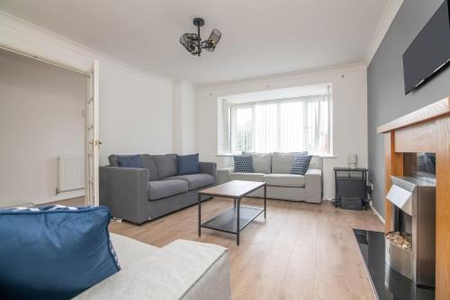 5 BD - Large House Oadby