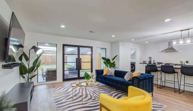 5-BD Modern Central Getaway w Hot Tub - Mins to DT