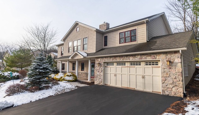 5 Bd Rm, private hot tub. Minutes to the slopes-JF and BB! Make great memories!