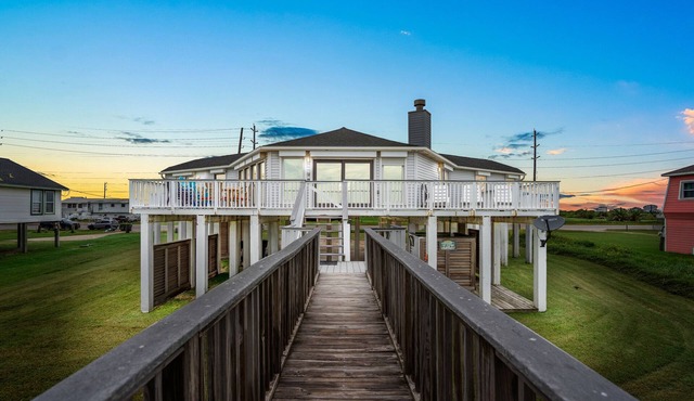 5 Bdr./3 bath Remodeled in 2020 West Galveston Beachfront house. Sleeps 14.