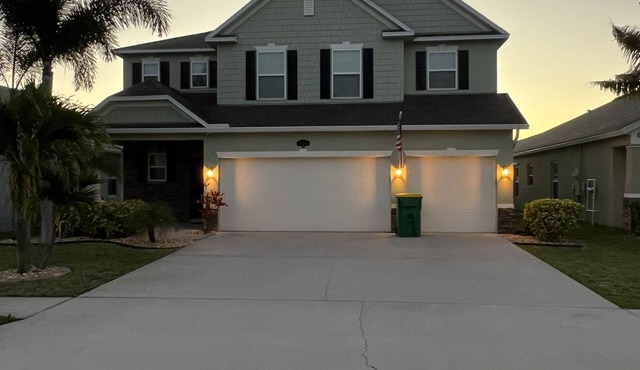 5 Bdr, 7miles-Beach 50 min to Disney 2 Master’s 1 on 1st Fl HEATED POOL GAMEROOM