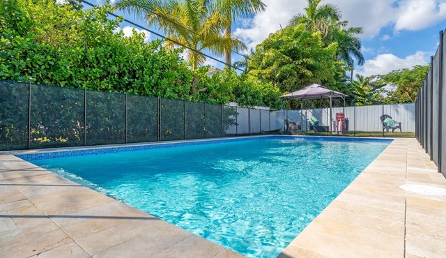 5 BDR, 9 beds, Sleeps 12, Luxury Oasis Pool, 6 miles to beach