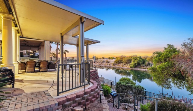 5 Bdr Beautiful Riverfront Home with Dock!